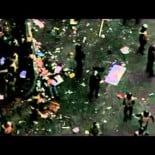 Plaza de Tahrir: La policía arrastra y abandona junto a la basura a un fallecido tras las cargas