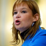 Leire Pajín: "No me parece descabellado subir los impuestos de tabaco, alcohol y comida insana"