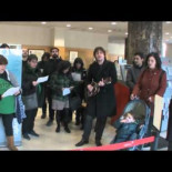 Nacho Vegas realiza un escrache musical en una sede de Cajastur