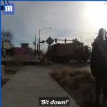 Policía intentando detener a un hombre que recogía basura en el exterior de su casa