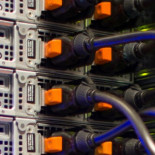 Pirate bay funciona en 21 maquinas virtuales "anti-redada" y puede ser movido rapidamente si se necesita. [ENG]