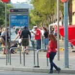 VOX 'conquista' Gibraltar con una bandera de España de 18 metros y huye a nado