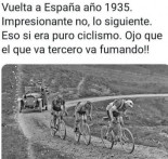 La costumbre de fumar y beber alcohol en plena carrera de los antiguos ciclistas