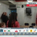 Obligan a periodistas a ponerse de pie en el momento que entra en sala de prensa el líder de los griegos Amanecer Dorado