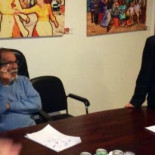 Un alcalde “cazado” fumando en el Ayuntamiento reta a la oposición con una peineta por criticarle