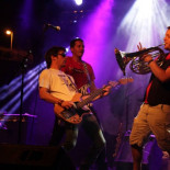 La policía denuncia a un grupo de música por pronunciar: "Mucha policía, poca diversión"