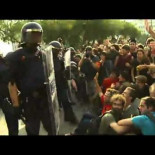 Los Mossos d'Esquadra, desalojan Pl. Catalunya a porrazo limpio