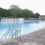 Muere el niño que fue reanimado durante una hora después de ahogarse en una piscina municipal