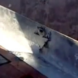 Dos operarios colocan un escudo del Betis en la Torre Pelli de Sevilla