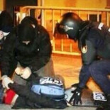 "Manifestantes encapuchados" detienendo a una persona durante el 22M