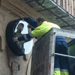 El medallón de Franco en la plaza mayor de Salamanca, cubierto con una caja blindada
