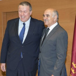 Cospedal sube un 190% el dinero para pagar a sus altos cargos mientras despide a miles de profesores y médicos