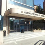 Condenada por insultar, agredir y quemar con un cuchillo al fuego al hijo de seis años de su esposo