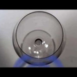 Resonancia de una copa a cámara lenta