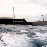 El juez culpa a Fomento por alejar el 'Prestige'