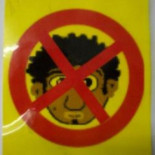 Carteles racistas en zona turística de Palma en contra negros que venden en la zona