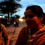 Mujer intenta vender perro al circo para alimentar a los leones