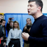 Un humorista ucraniano ha ganado la primera vuelta de las elecciones, según los sondeos a pie de urna