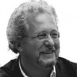 Escritor se hace pasar por mujer y enamora a su rival literario