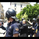 Abucheo a los políticos a la salida de las Cortes Valencianas