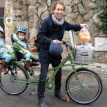 Multan a un padre y lo envían a servicios sociales por llevar a sus dos hijas al cole en bicicleta