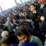 Centenares de manifestantes huyen de los gases lacrimógenos en Barcelona