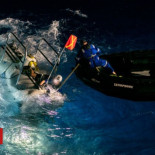 (ENG) Encuentra una bolsa de plástico en el fondo de la fosa de las marianas mientras batía el récord de inmersión