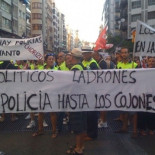 Policías locales lideran la marcha al grito: 'Políticos ladrones, la Policía hasta los cojones'