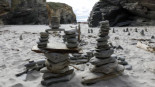 La costumbre de apilar piedras aumenta la erosión en As Catedrais