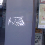 Pintada vista en la fachada de una oficina del banco popular