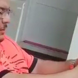 Detenido tras volverse viral un vídeo en el que golpeaba sin piedad a su bebé para obligarla a permanecer de pie