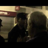 Trabajador afectado por ERE habla a la policía en la barricada