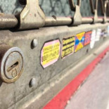 Detenido un cerrajero de Alcorcón que bloqueaba cerraduras de locales y dejaba una pegatina con su teléfono