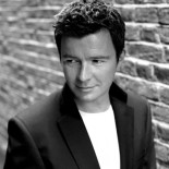 Rick Astley: "Gracias al 'rickrolling' canto en bodas"