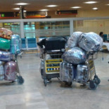 Una banda ilegal de plastificadores de maletas siembra el terror en Barajas