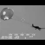 Un paracaídas para rescatar... una avioneta