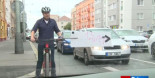 Un ciclista utiliza un cartel para demostrar que no se respeta la distancia de seguridad y termina así