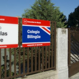 Coches aparcando en patio de escuela pública en barrio Retiro