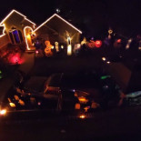 El padre que cada día se disfraza de algo distinto para despedir a su hijo en el bus escolar