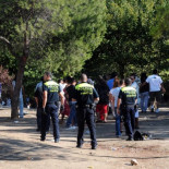 Periodista detenido al fotografiar cargas policiales contra inmigrantes ecuatorianos