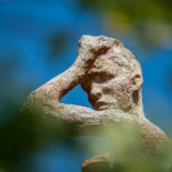 Los hombres que miraban fijamente el Valle del Jerte