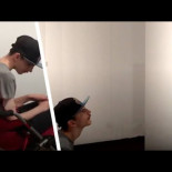 Un chico autista dice “mariposa” por primera vez al ver una obra y el artista se la regala al enterarse