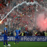 Un hincha cuela una bengala en la Eurocopa escondida en su recto
