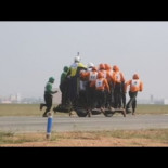 Ejército indio bate récord mundial subiendo 58 personas sobre una motocicleta