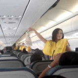 Azafatas bailando las indicaciones de seguridad