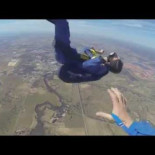 Sufre un ataque epiléptico mientras hace paracaidismo