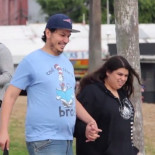 Ellas piensan que piropean a sus pechos… pero no. Las reacciones no tienen desperdicio [ENG]