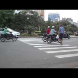 Cruzar un paso de cebra en Vietnam es jugarse la vida