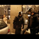 Un vecino cabreado por la actuación de los antidisturbios el 29S sale a la calle con un megáfono a decirselo a la cara