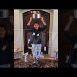 Así es como Charlie Sheen hace el reto del agua helada a favor del ELA [ING]